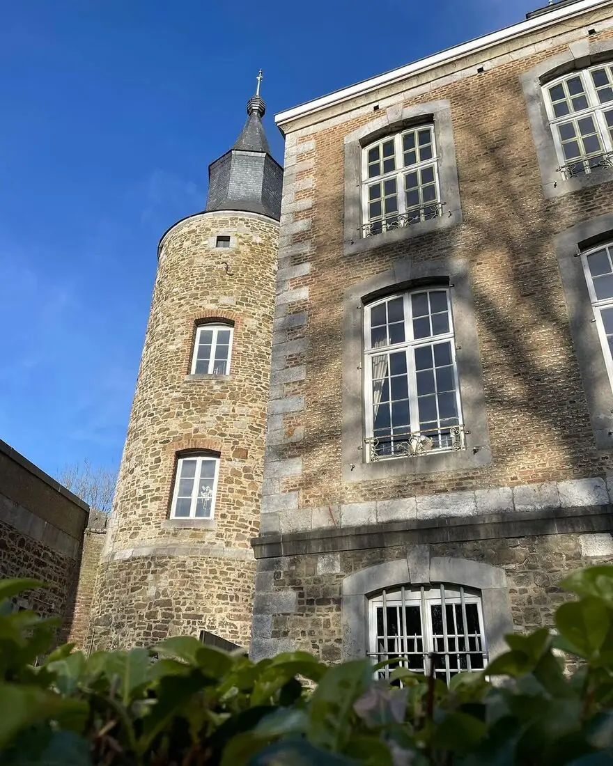 La tour du Château de Colonster, en pierre, sous le soleil.